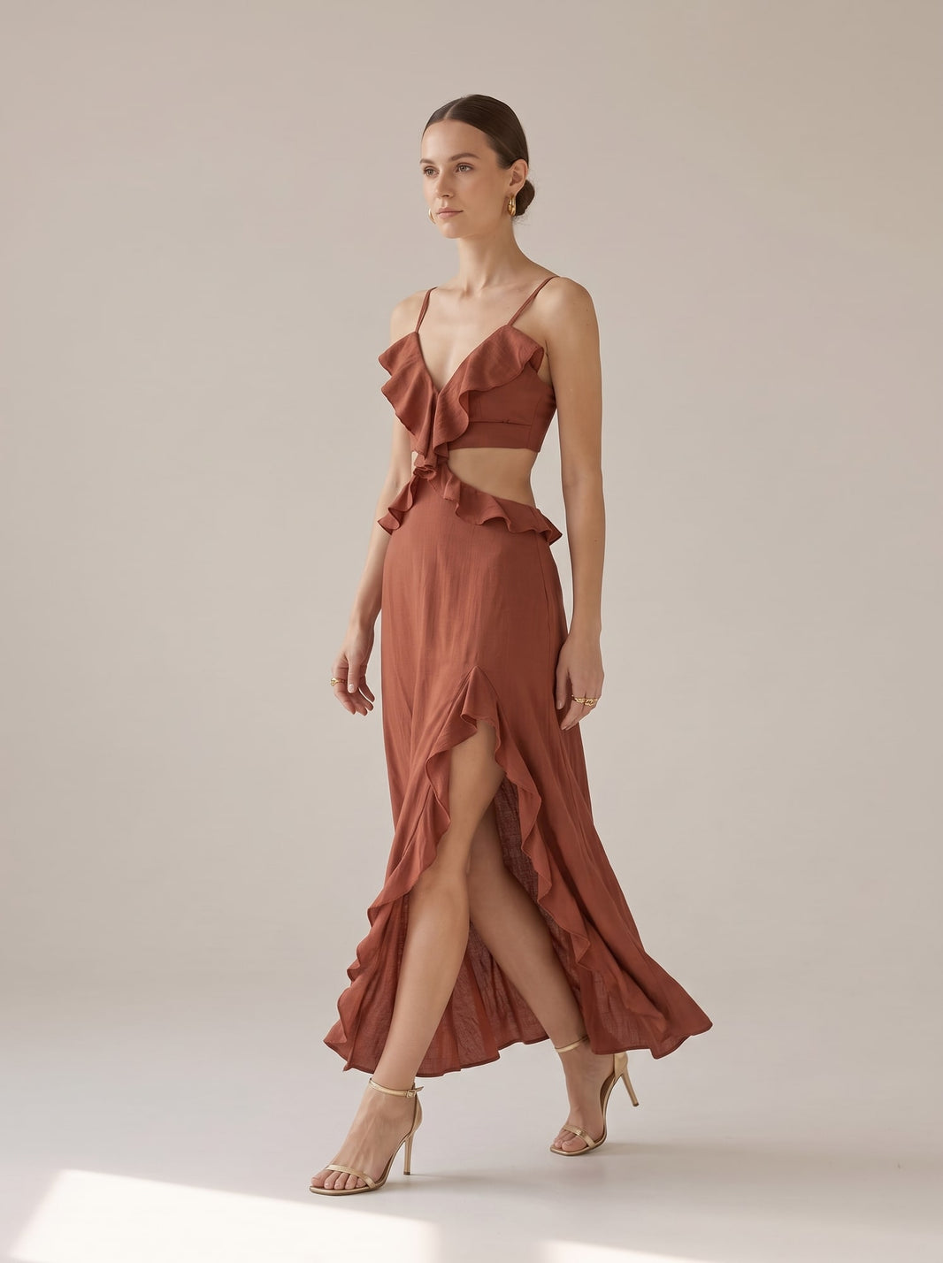 ABITO LUNGO CUT-OUT CON VOLANT Coccio - in movimento - IRONICA