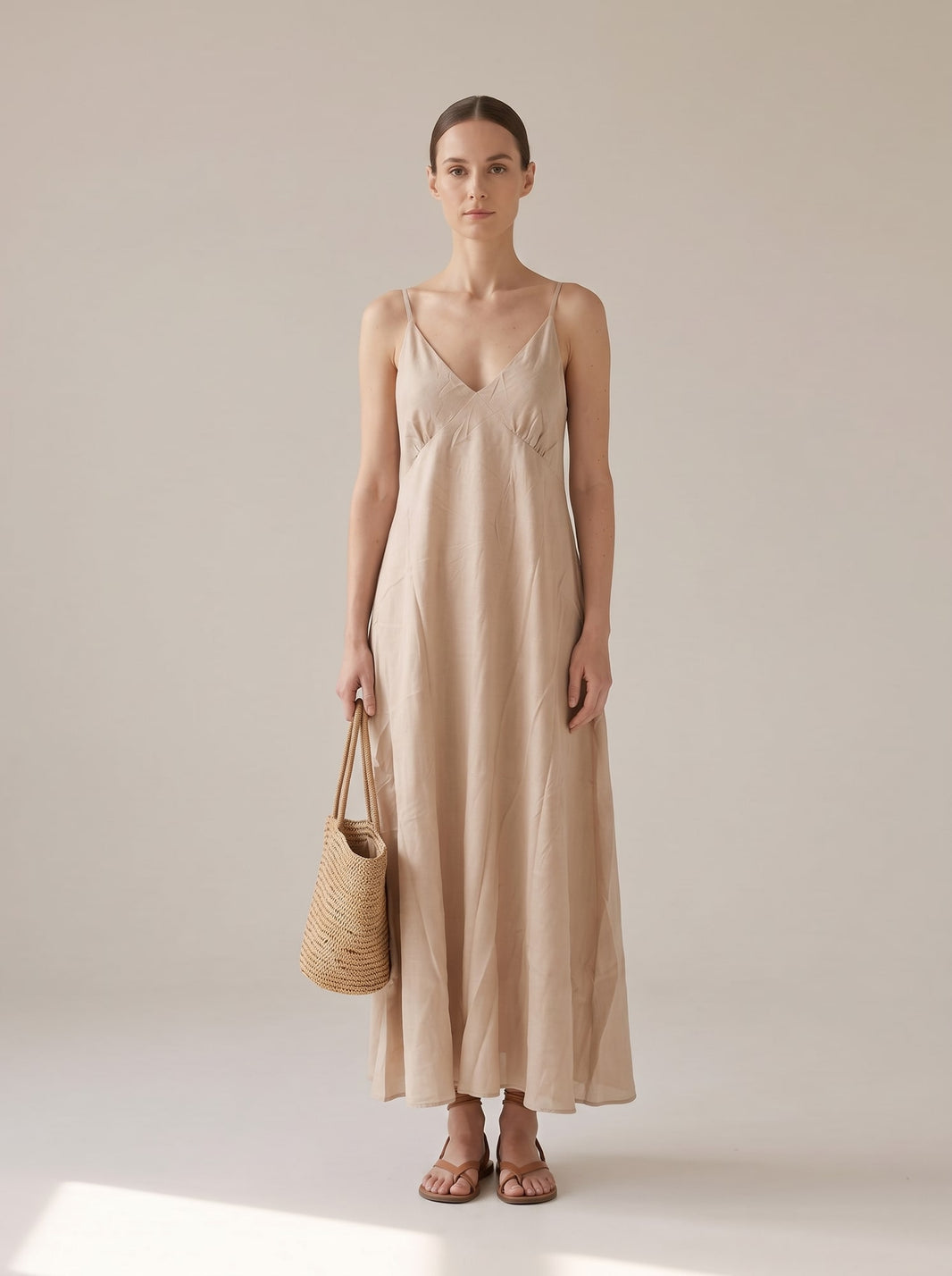 ABITO LUNGO FLUIDO CON SCOLLO A V Beige - indossato - IRONICA