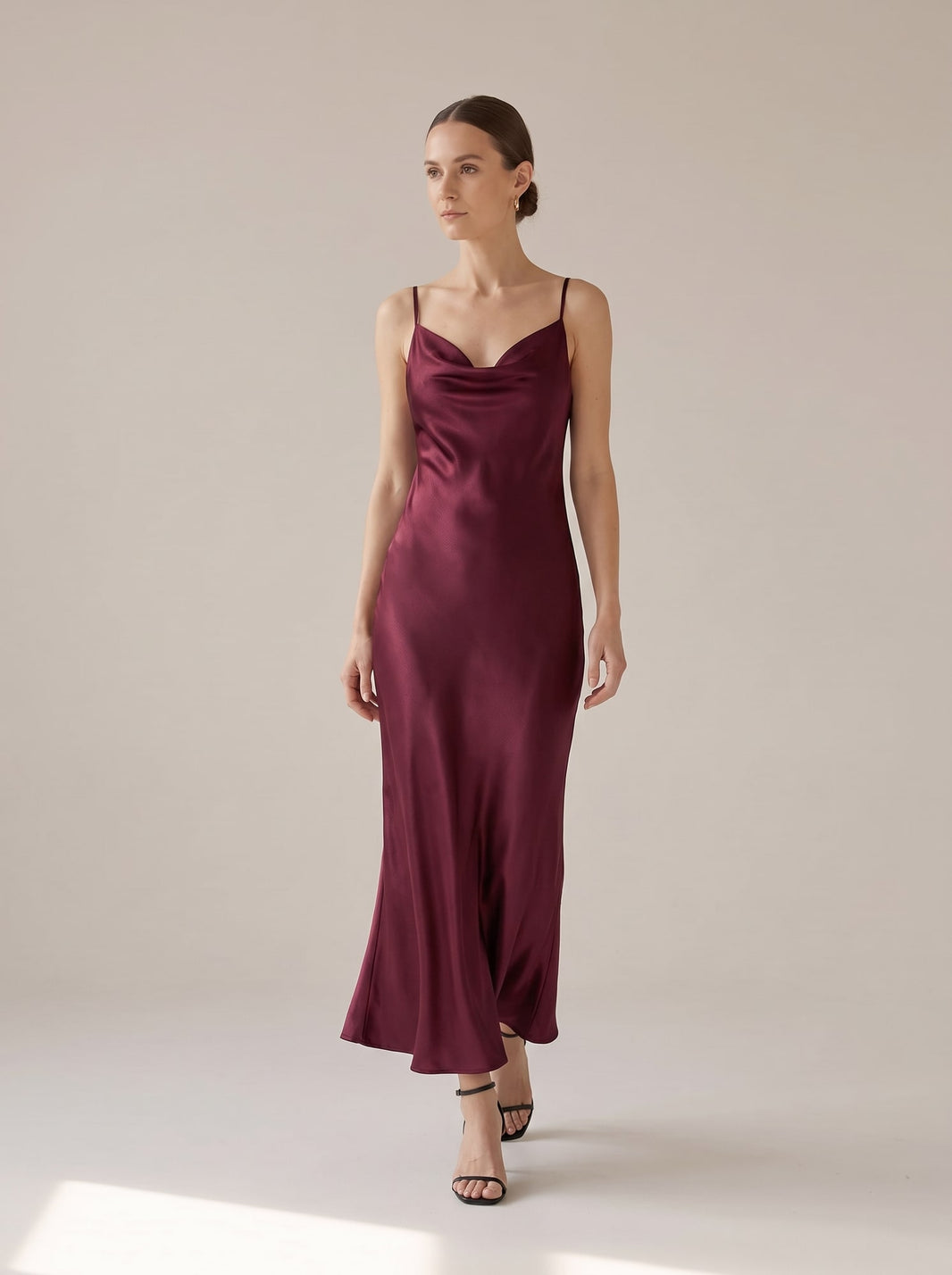 ABITO LUNGO SATINATO CON SCOLLO DRAPPEGGIATO Bordeaux - in movimento - IRONICA