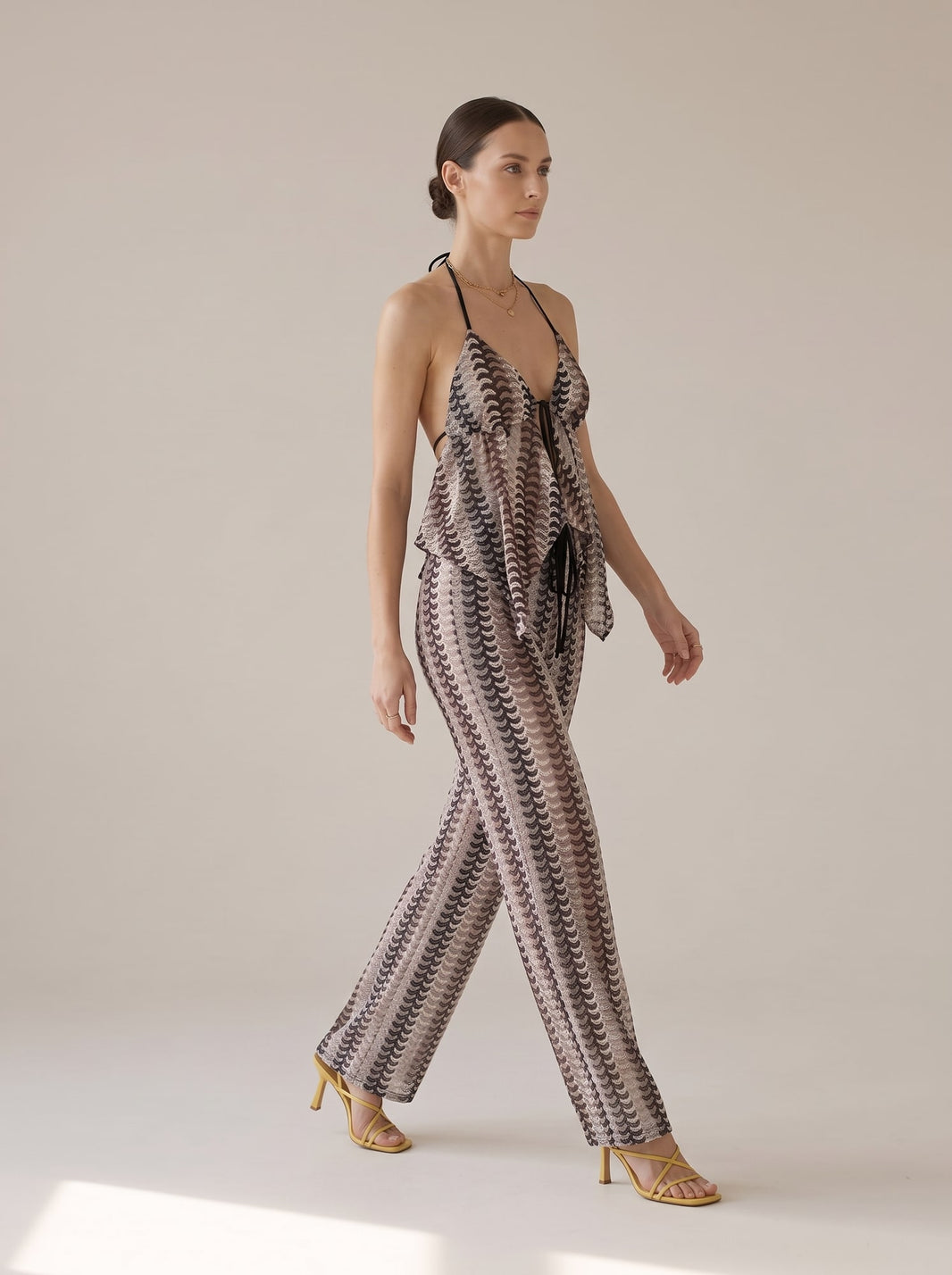 COORDINATO CROCHET ASIMMETRICO Nero - in movimento - IRONICA