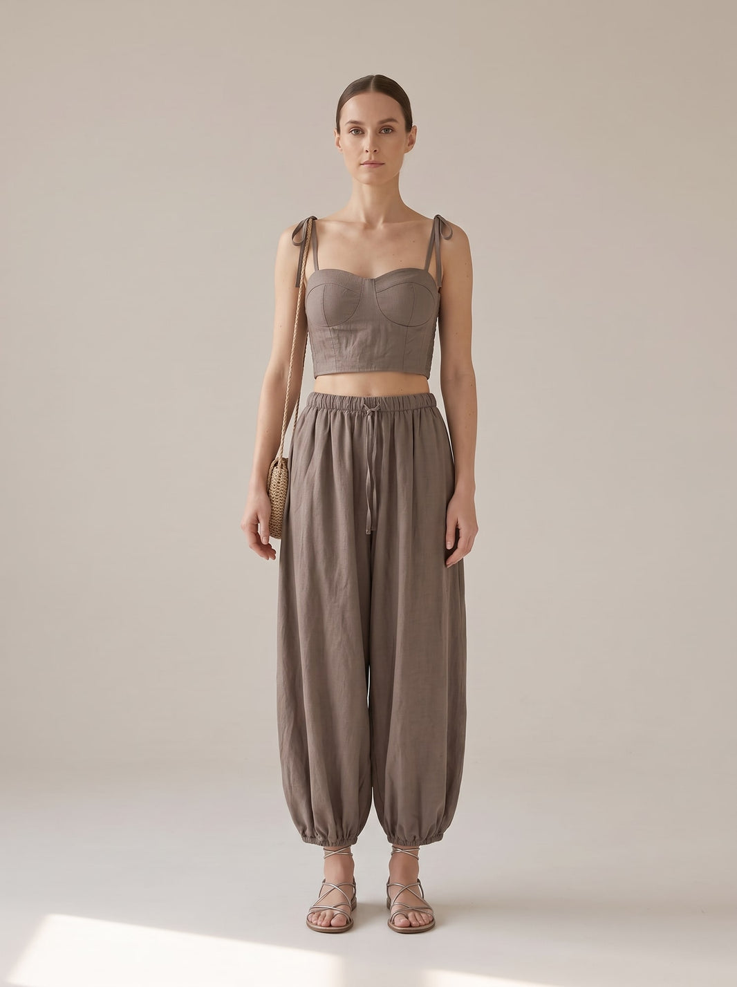 COORDINATO CROP TOP E PANTALONI HAREM Fango - indossato - IRONICA