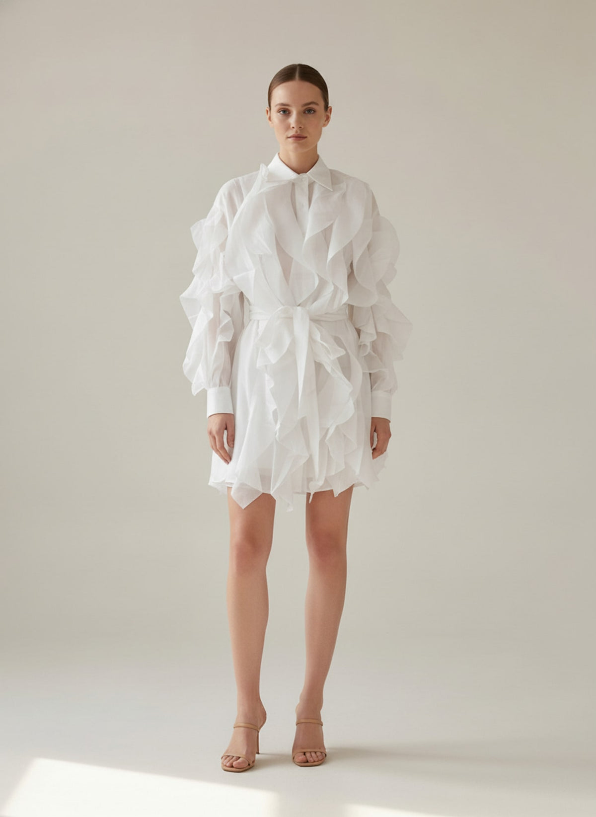 ABITO CORTO IN ORGANZA CON ROUCHES Bianco - indossato - IRONICA