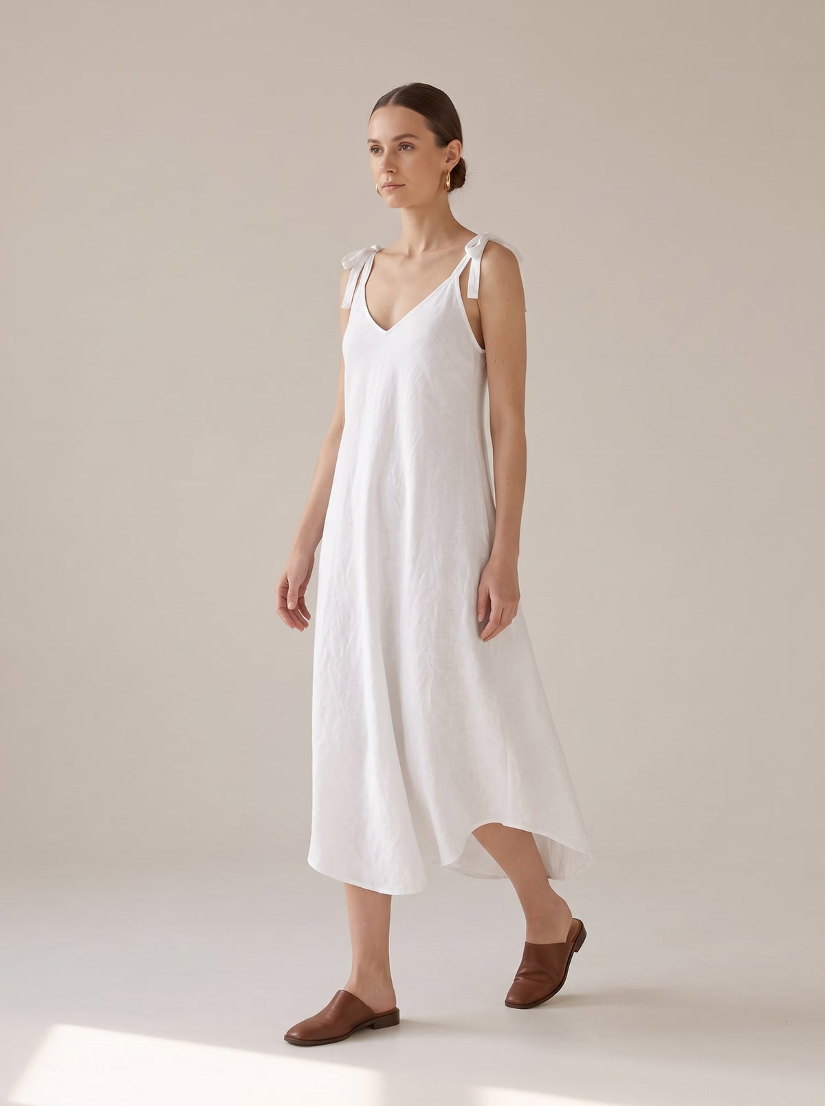 ABITO IN LINO CON SPALLINE DA ANNODARE Bianco - in movimento - IRONICA