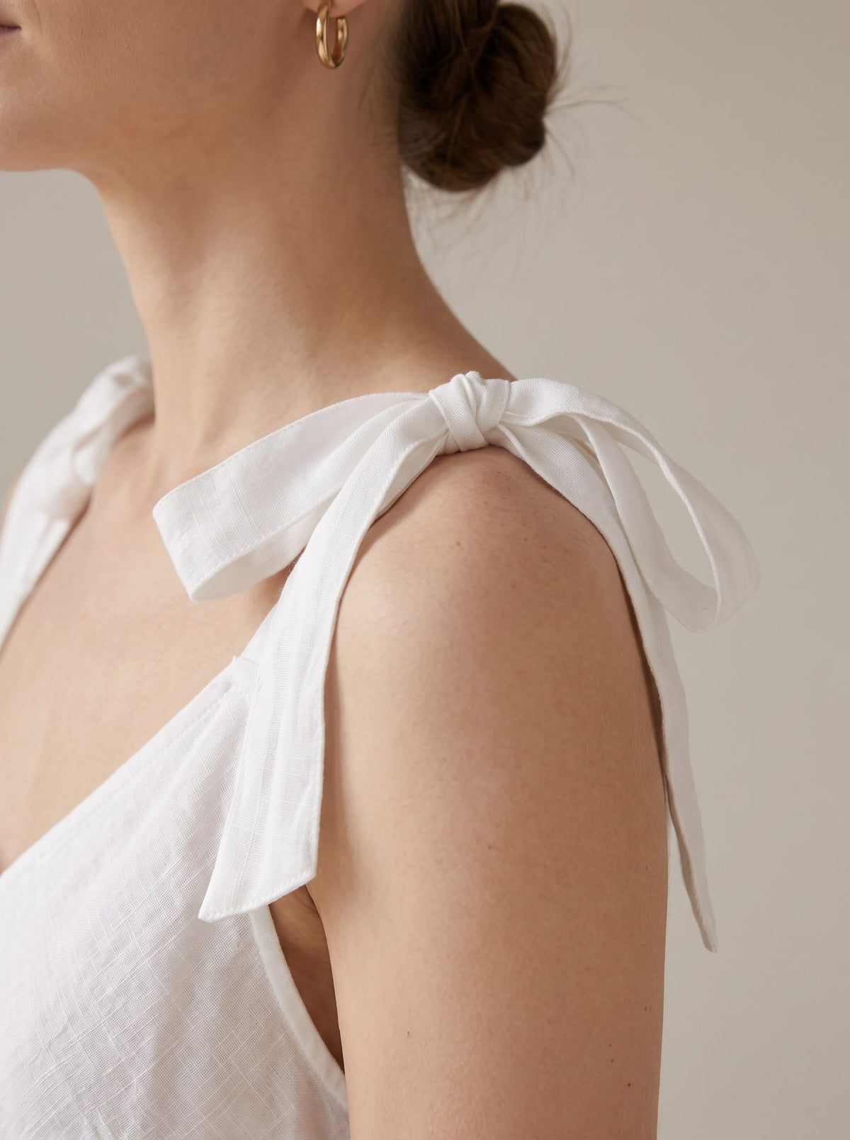 ABITO IN LINO CON SPALLINE DA ANNODARE Bianco - dettaglio - IRONICA
