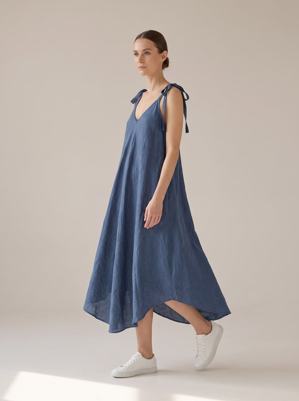 ABITO IN LINO CON SPALLINE DA ANNODARE Blu - in movimento - IRONICA