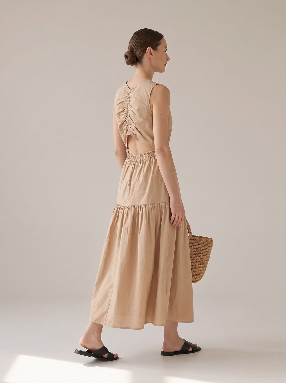 ABITO LUNGO CON DETTAGLIO CUT-OUT Beige - in movimento - IRONICA