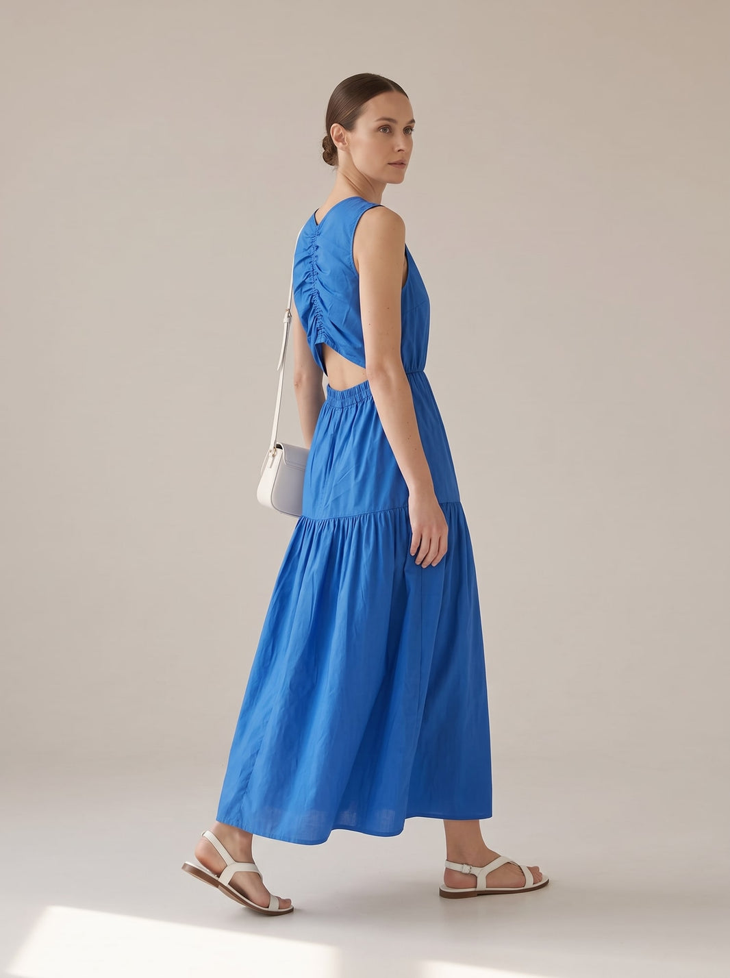 ABITO LUNGO CON DETTAGLIO CUT-OUT Blu - in movimento - IRONICA