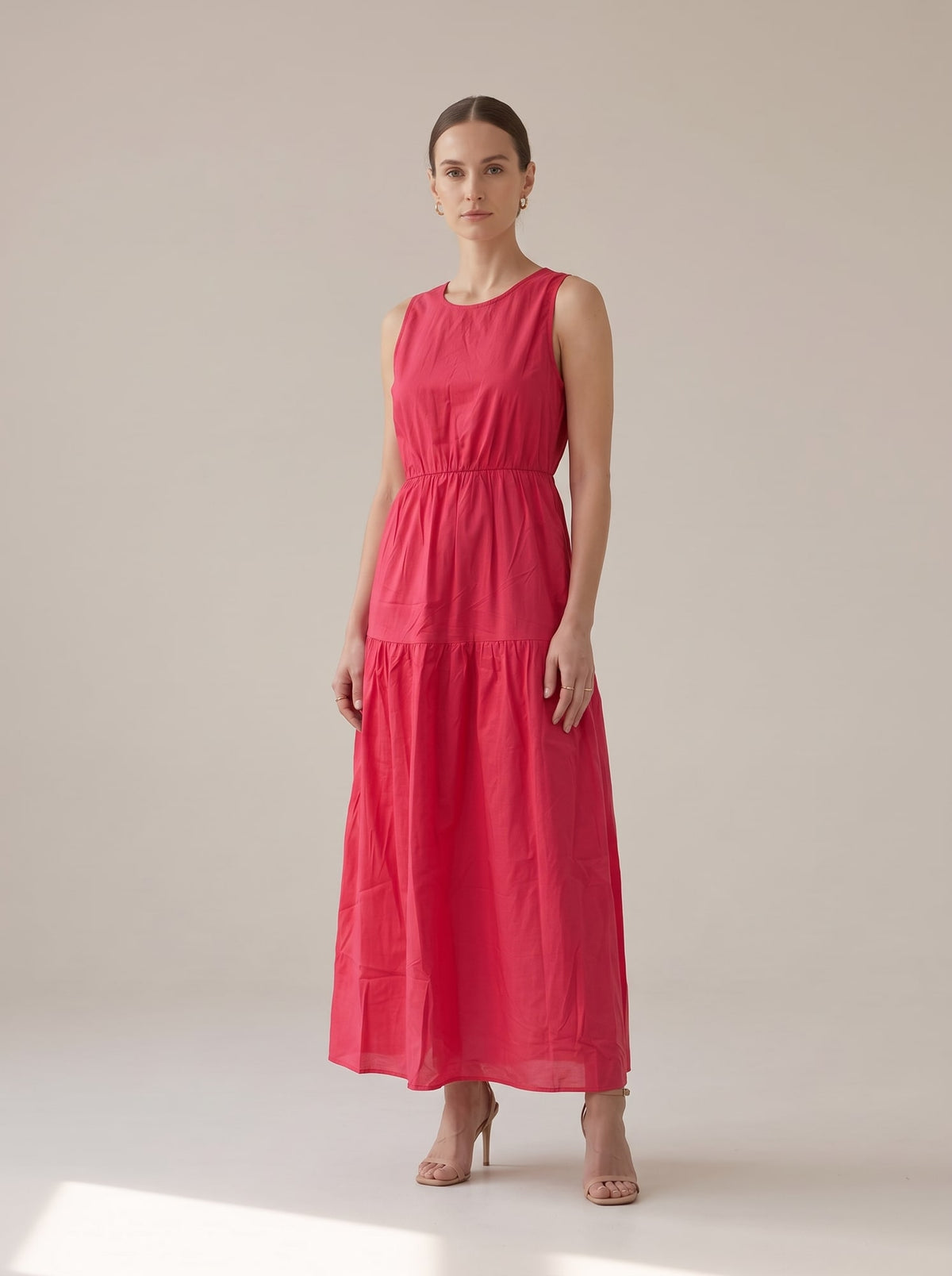 ABITO LUNGO CON DETTAGLIO CUT-OUT Fragola - indossato - IRONICA