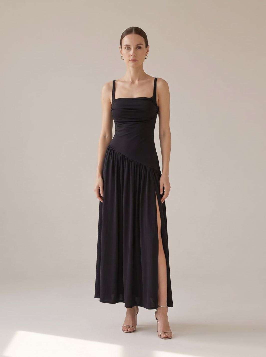 ABITO LUNGO CON DETTAGLIO DRAPPEGGIATO Nero - indossato - IRONICA