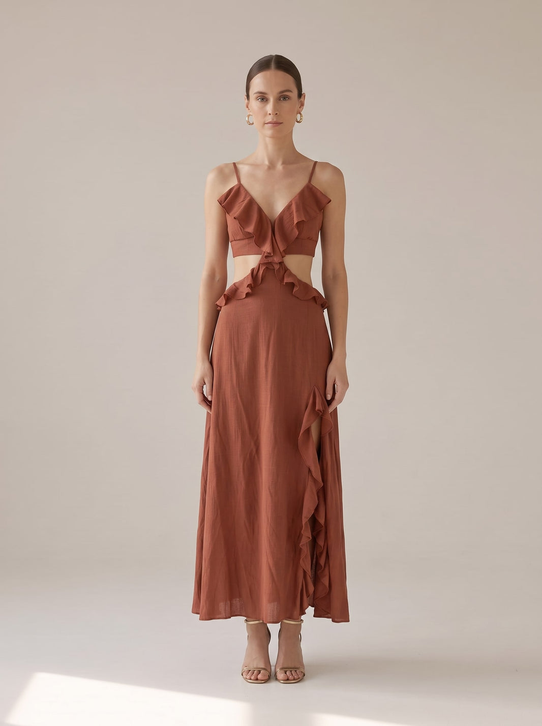 ABITO LUNGO CUT-OUT CON VOLANT Coccio - indossato - IRONICA