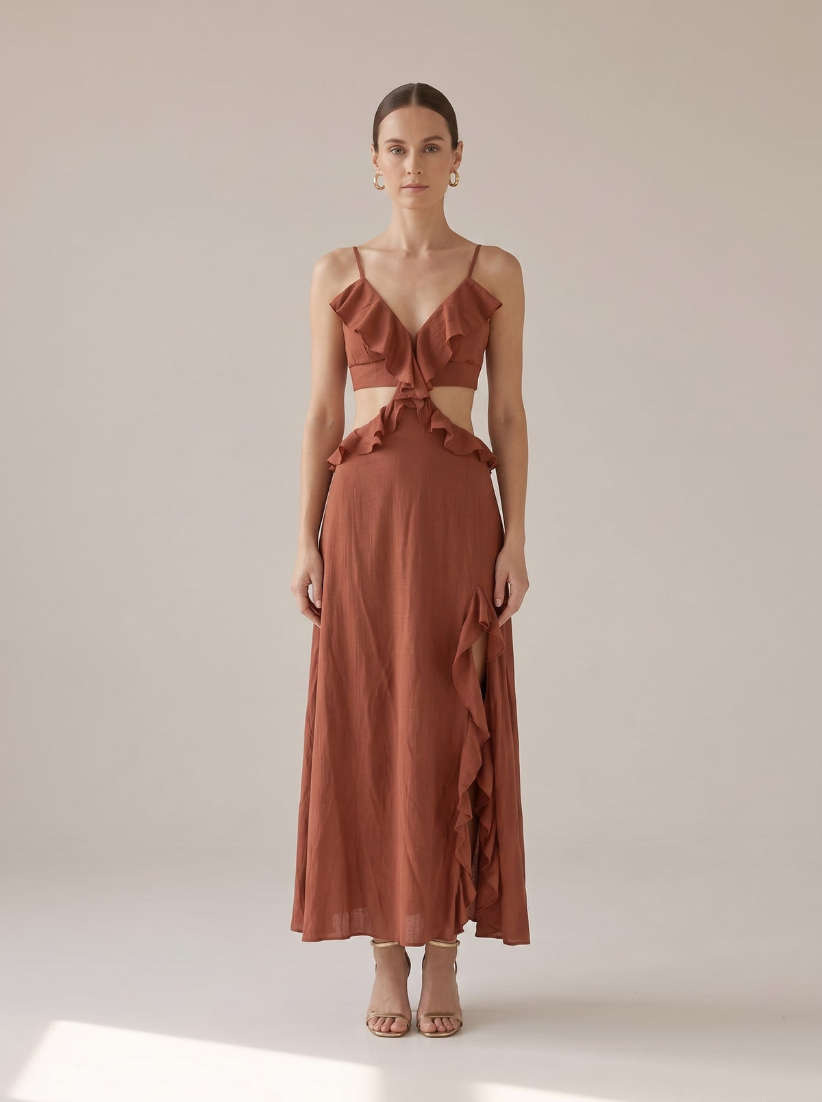 ABITO LUNGO CUT-OUT CON VOLANT Coccio - indossato - IRONICA