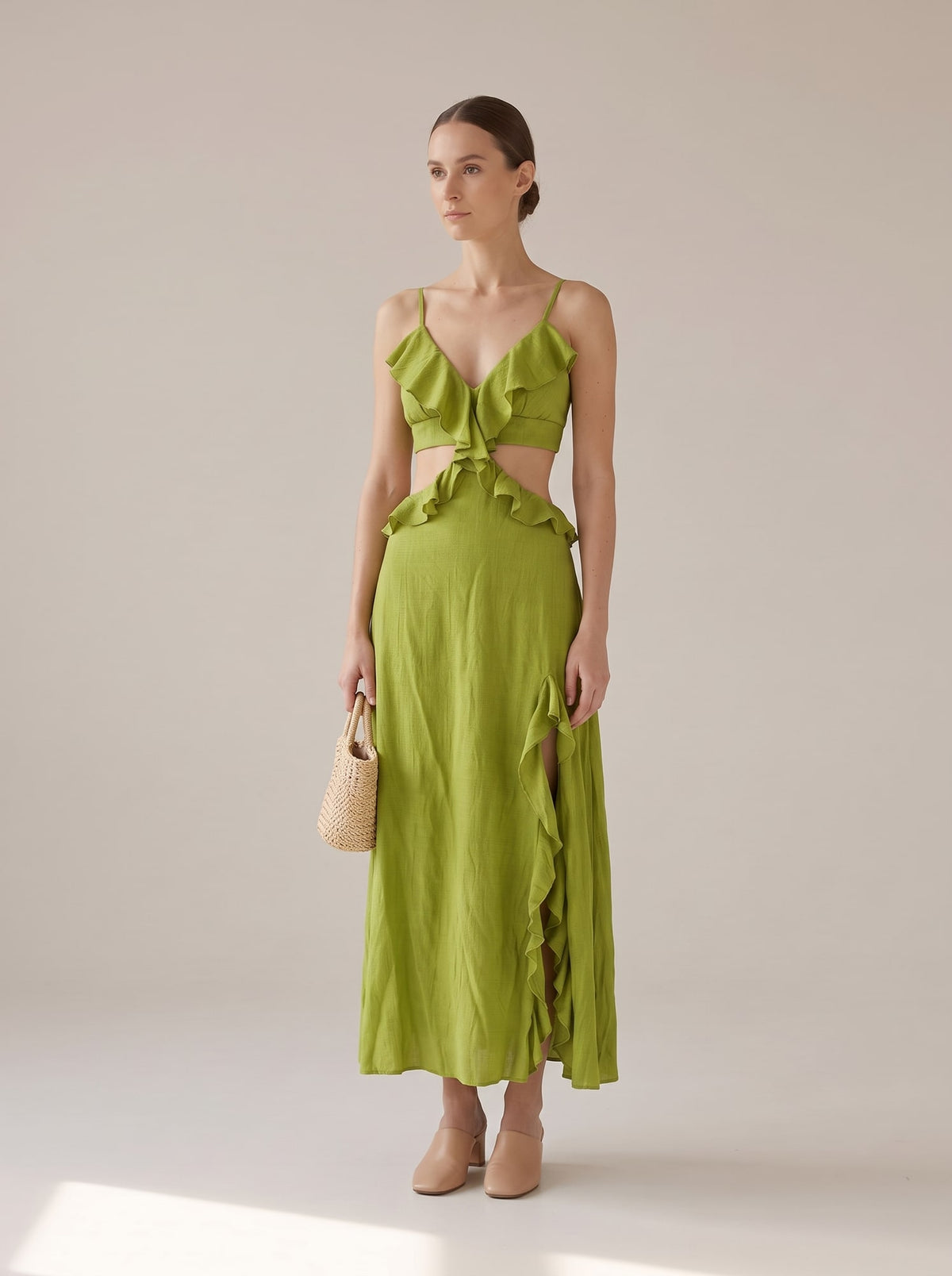 ABITO LUNGO CUT-OUT CON VOLANT Pistacchio - indossato - IRONICA