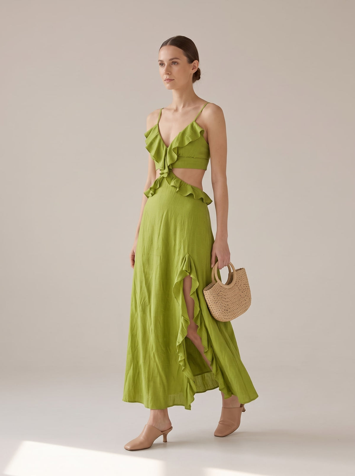 ABITO LUNGO CUT-OUT CON VOLANT Pistacchio - in movimento - IRONICA