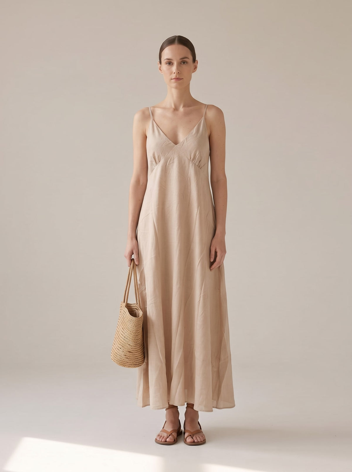 ABITO LUNGO FLUIDO CON SCOLLO A V Beige - indossato - IRONICA