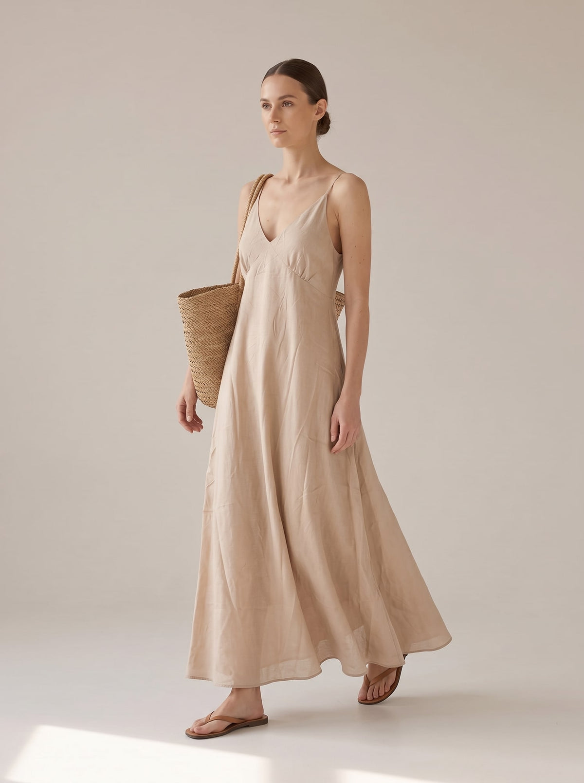 ABITO LUNGO FLUIDO CON SCOLLO A V Beige - in movimento - IRONICA