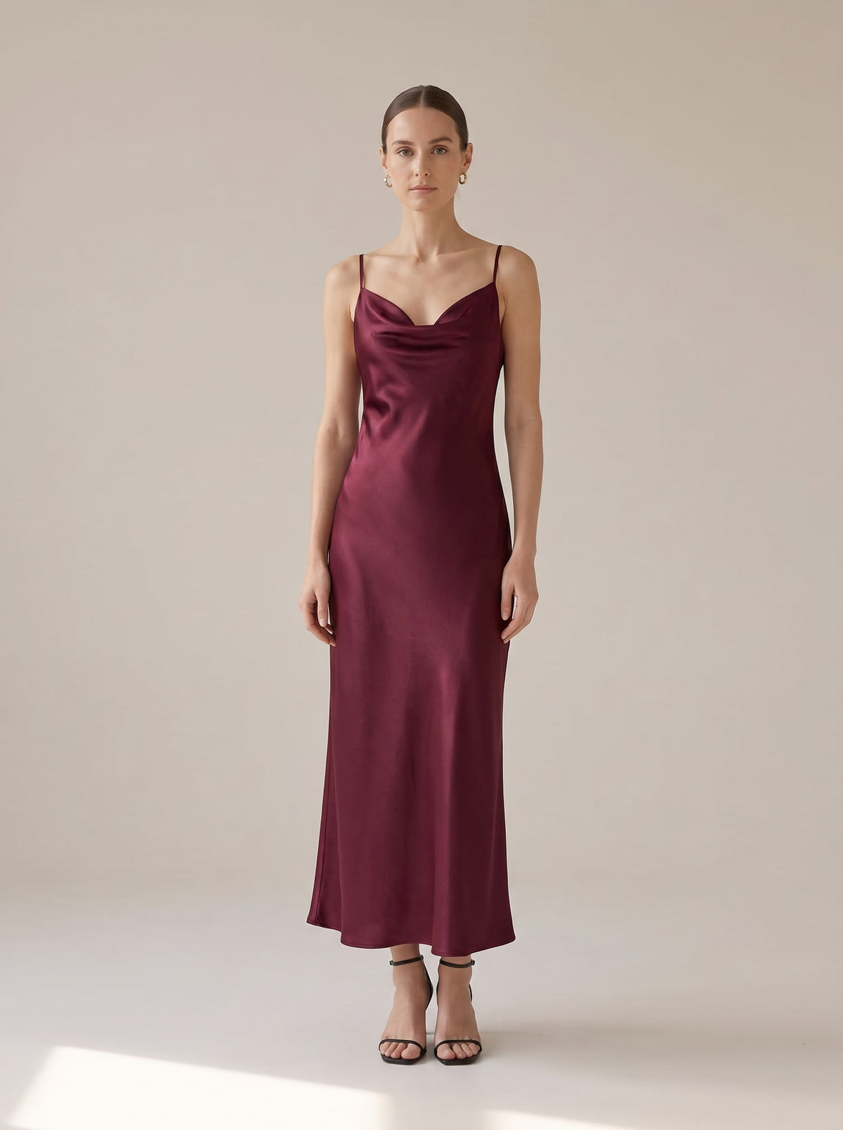 ABITO LUNGO SATINATO CON SCOLLO DRAPPEGGIATO Bordeaux - indossato - IRONICA