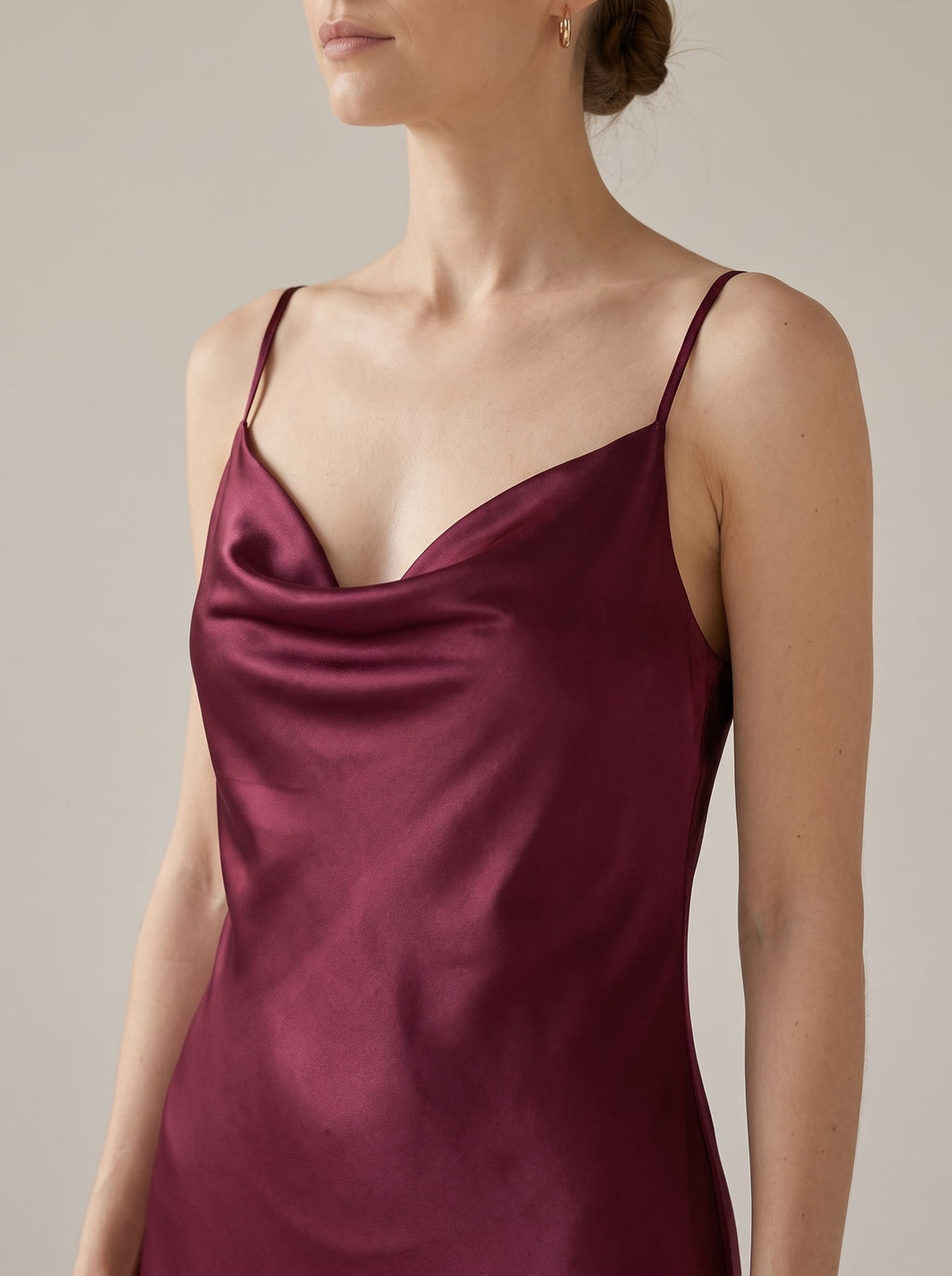 ABITO LUNGO SATINATO CON SCOLLO DRAPPEGGIATO Bordeaux - dettaglio - IRONICA