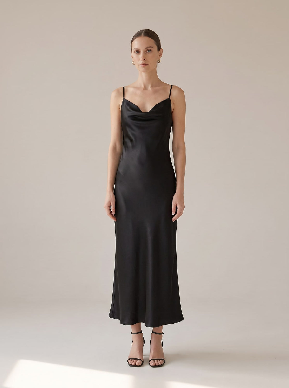 ABITO LUNGO SATINATO CON SCOLLO DRAPPEGGIATO Nero - indossato - IRONICA