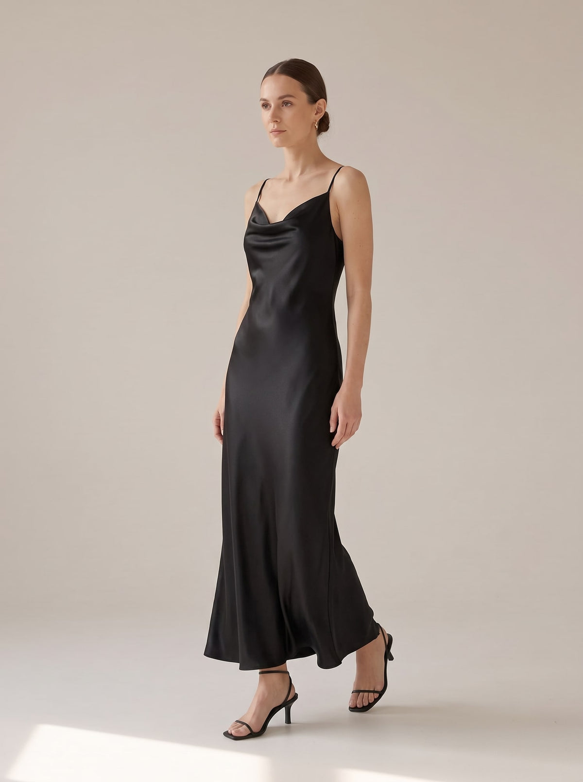 ABITO LUNGO SATINATO CON SCOLLO DRAPPEGGIATO Nero - in movimento - IRONICA