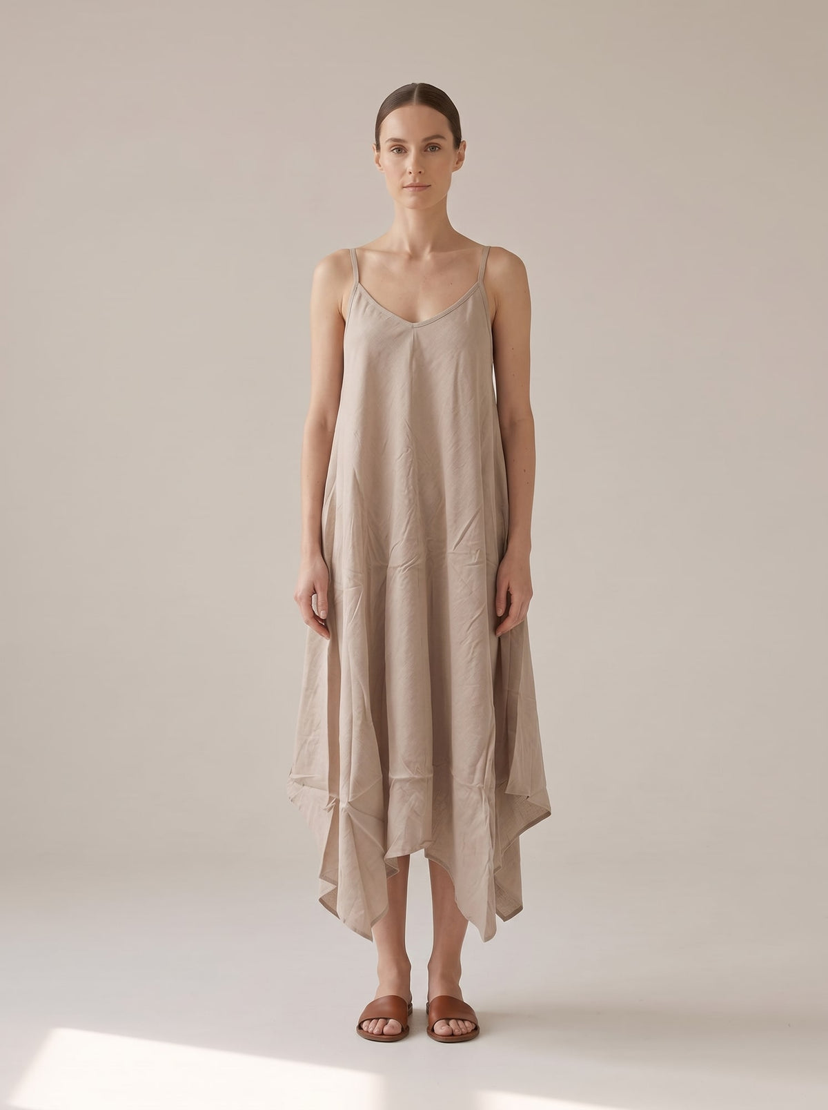 ABITO MIDI ASIMMETRICO Beige - indossato - IRONICA