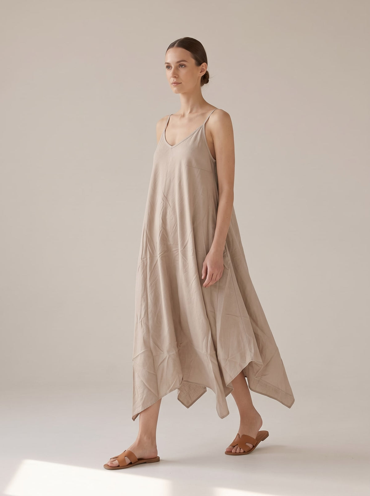 ABITO MIDI ASIMMETRICO Beige - in movimento - IRONICA