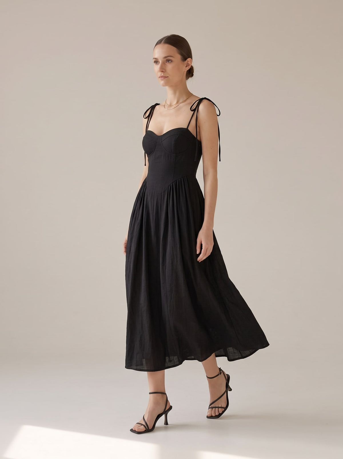 ABITO MIDI CON CORPETTO Nero - in movimento - IRONICA