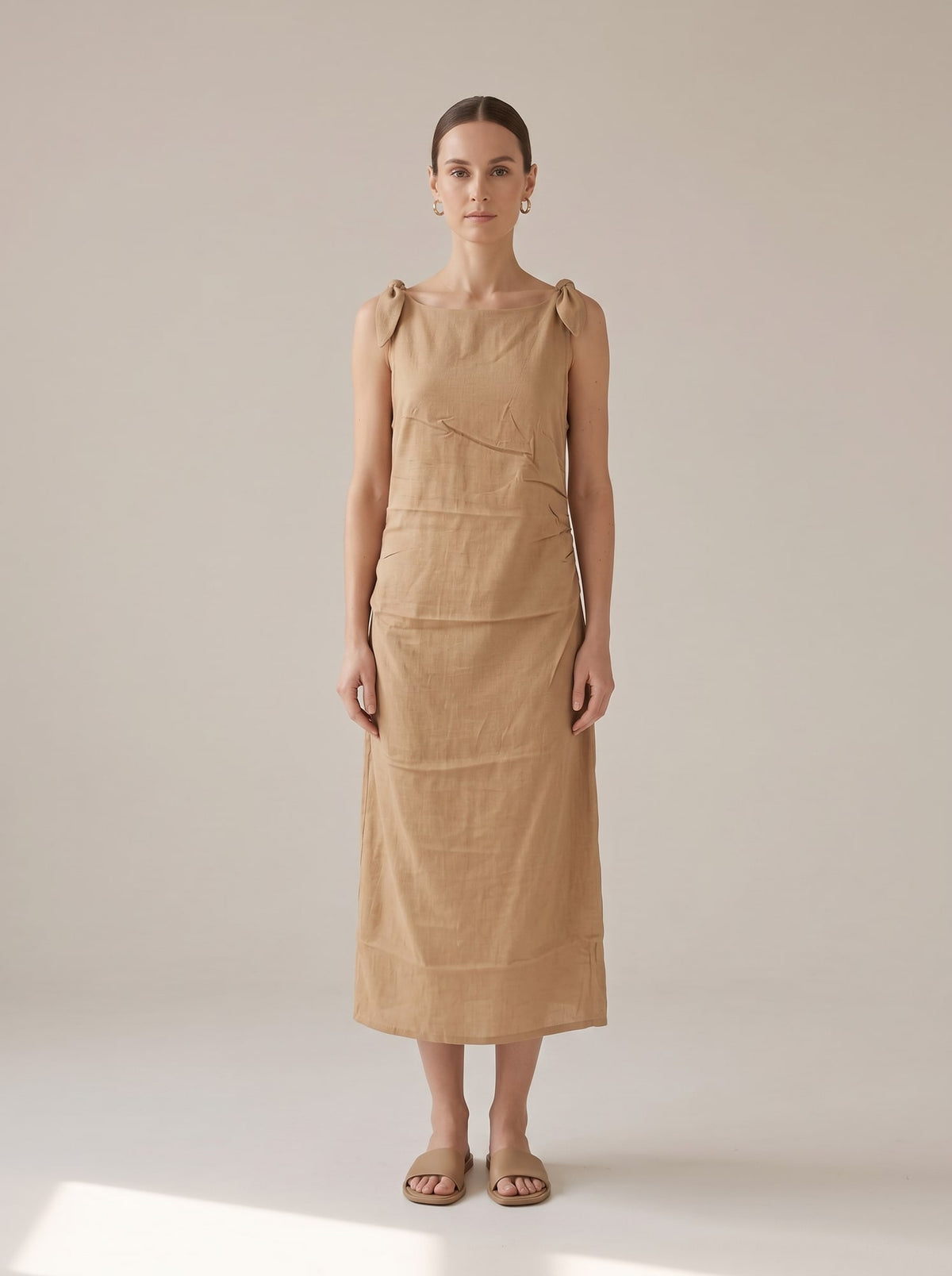 ABITO MIDI CON DRAPPEGGI E SPALLINE ANNODATE Beige - indossato - IRONICA