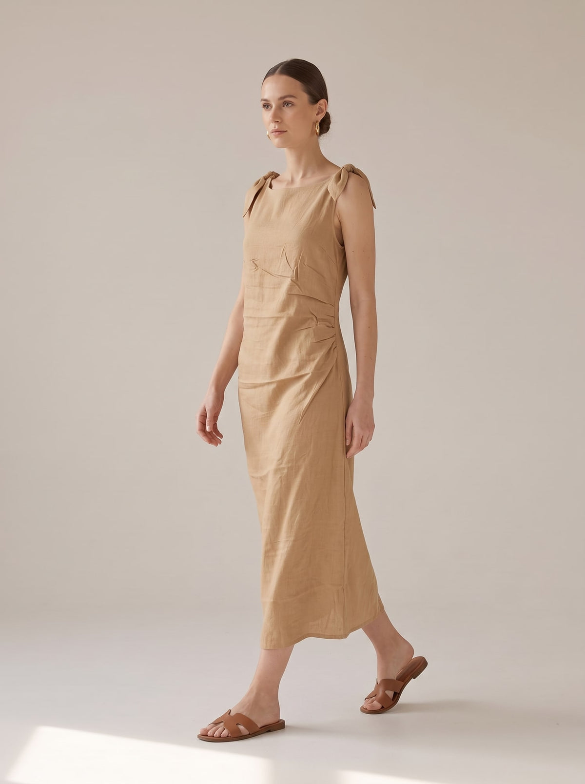 ABITO MIDI CON DRAPPEGGI E SPALLINE ANNODATE Beige - in movimento - IRONICA