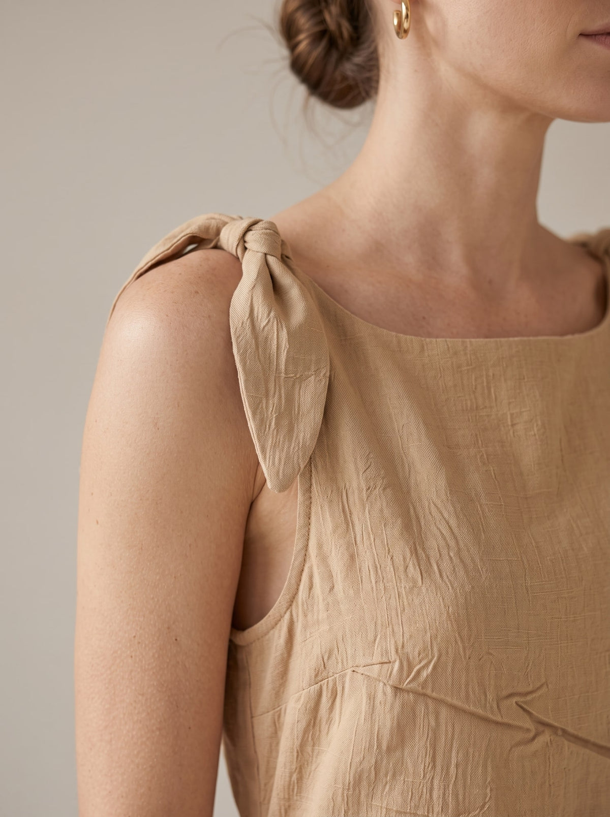 ABITO MIDI CON DRAPPEGGI E SPALLINE ANNODATE Beige - dettaglio - IRONICA