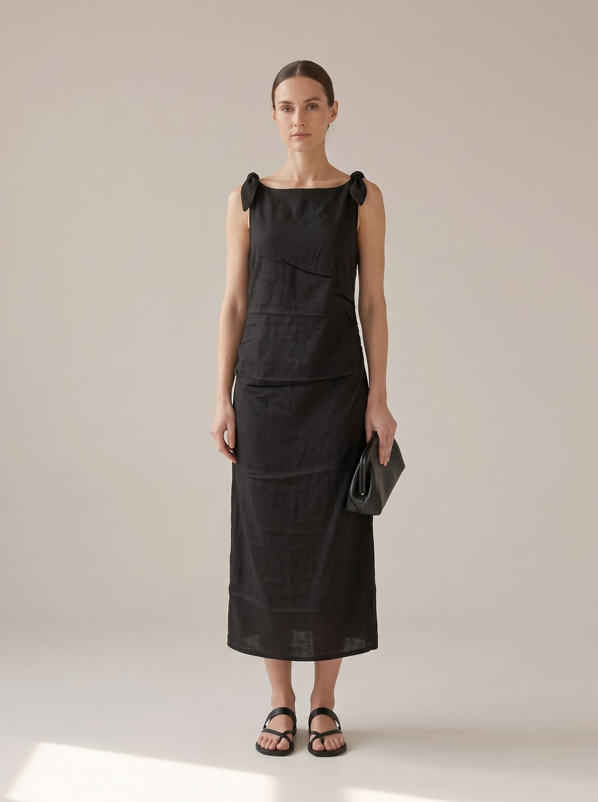 ABITO MIDI CON DRAPPEGGI E SPALLINE ANNODATE Nero - indossato - IRONICA