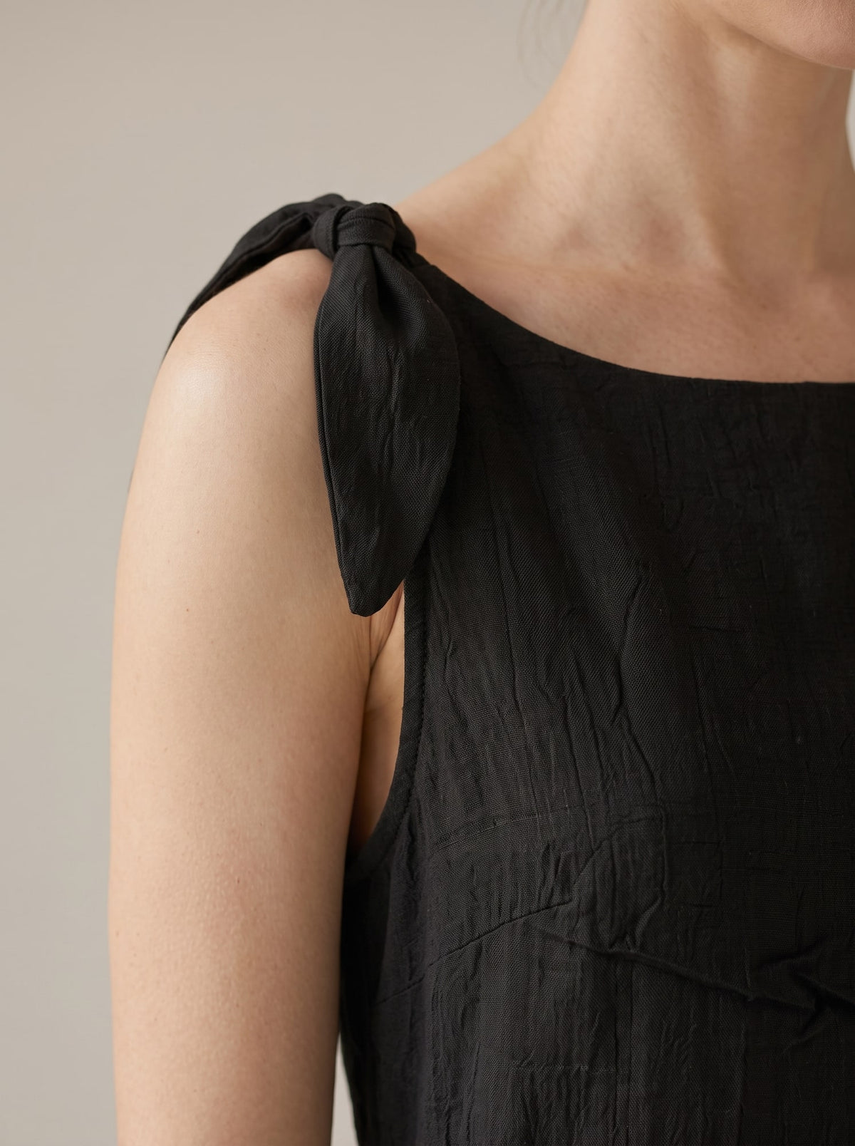 ABITO MIDI CON DRAPPEGGI E SPALLINE ANNODATE Nero - dettaglio - IRONICA