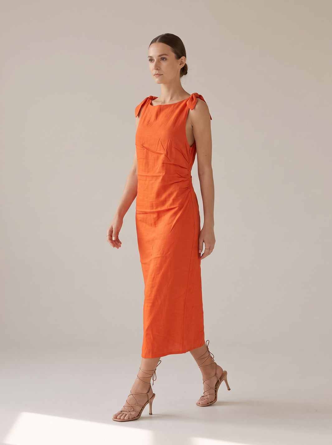 ABITO MIDI CON DRAPPEGGI E SPALLINE ANNODATE Papavero - in movimento - IRONICA