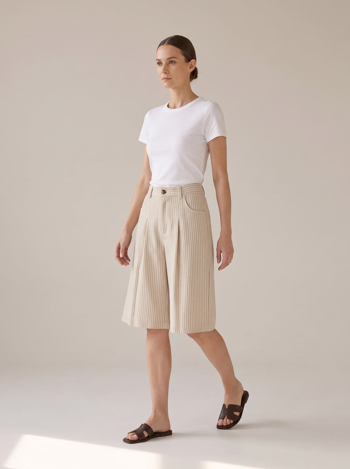 BERMUDA FLUIDI A RIGHE Beige - in movimento - IRONICA