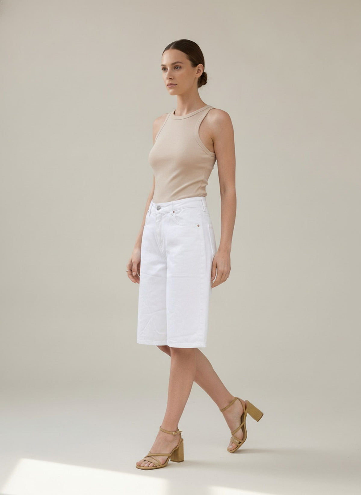 BERMUDA IN DENIM WIDE LEG Bianco - in movimento - IRONICA