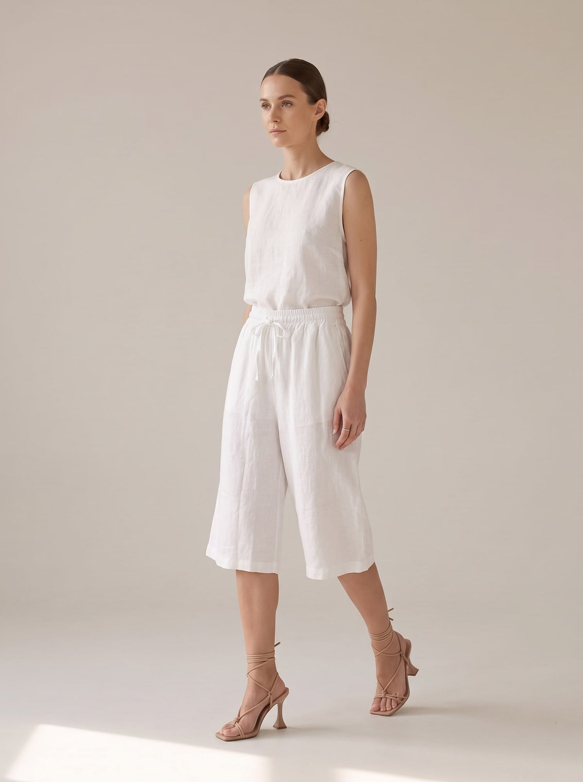 BERMUDA WIDE LEG CON COULISSE Bianco - in movimento - IRONICA