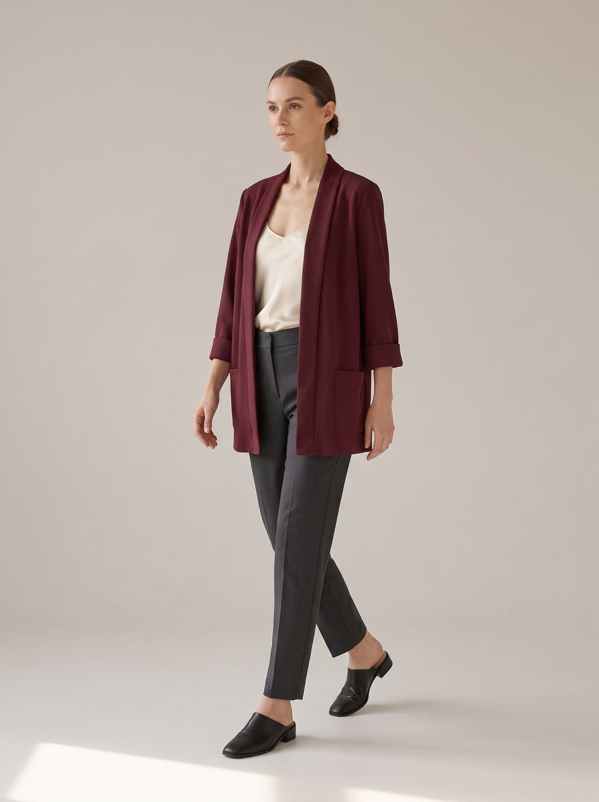 BLAZER APERTO CON COLLO A SCIALLE Burgundy - in movimento - IRONICA