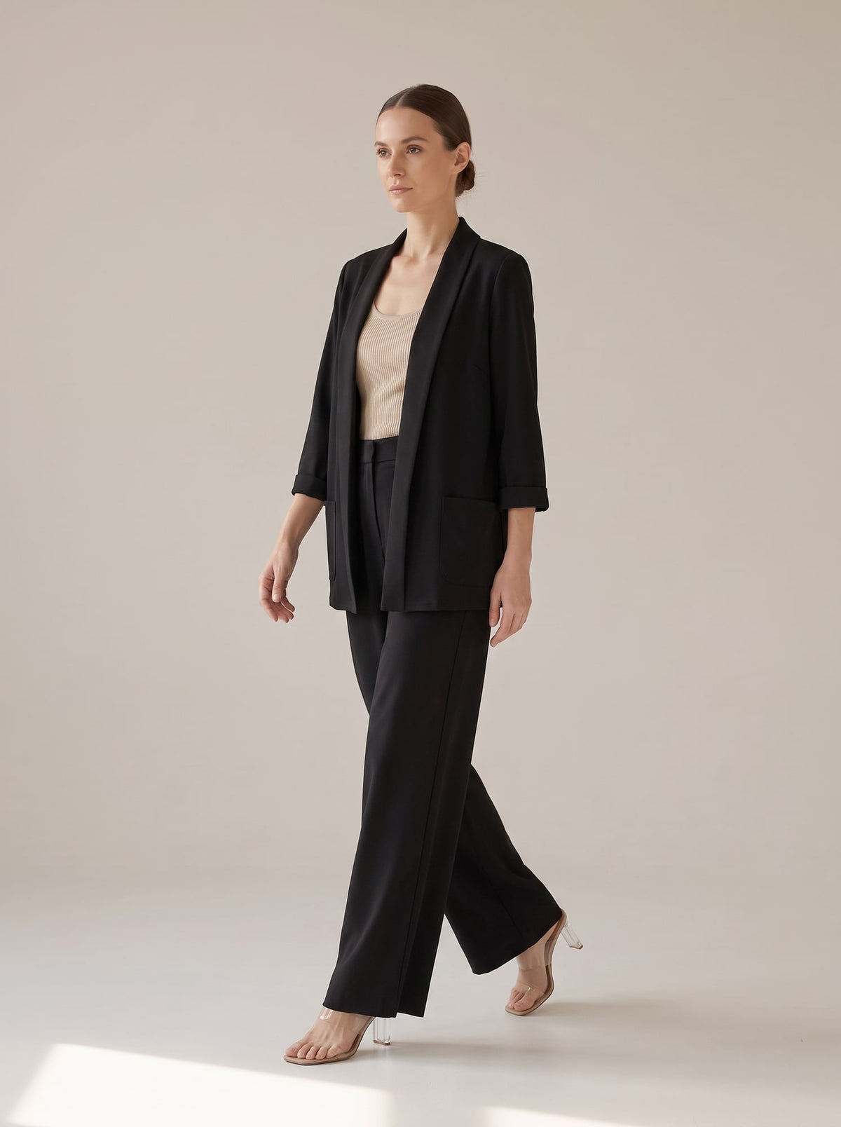 BLAZER APERTO CON COLLO A SCIALLE Nero - in movimento - IRONICA