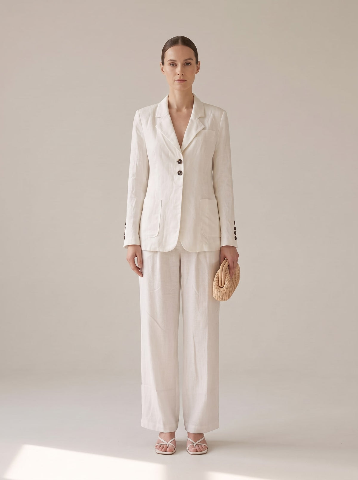 BLAZER IN LINO CON TASCHE Bianco - indossato - IRONICA