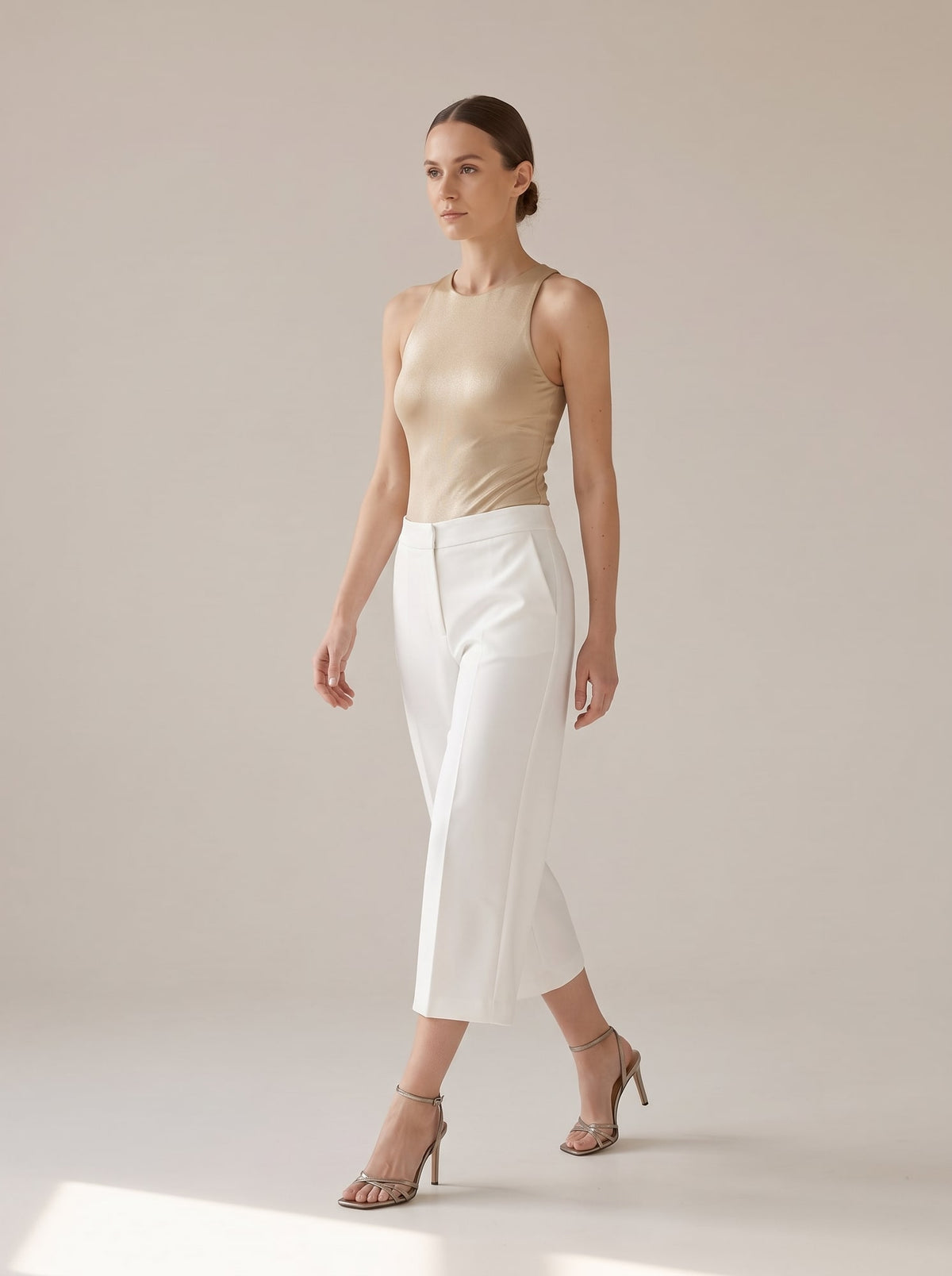 BODY CON SCOLLO ALL'AMERICANA Champagne - in movimento - IRONICA
