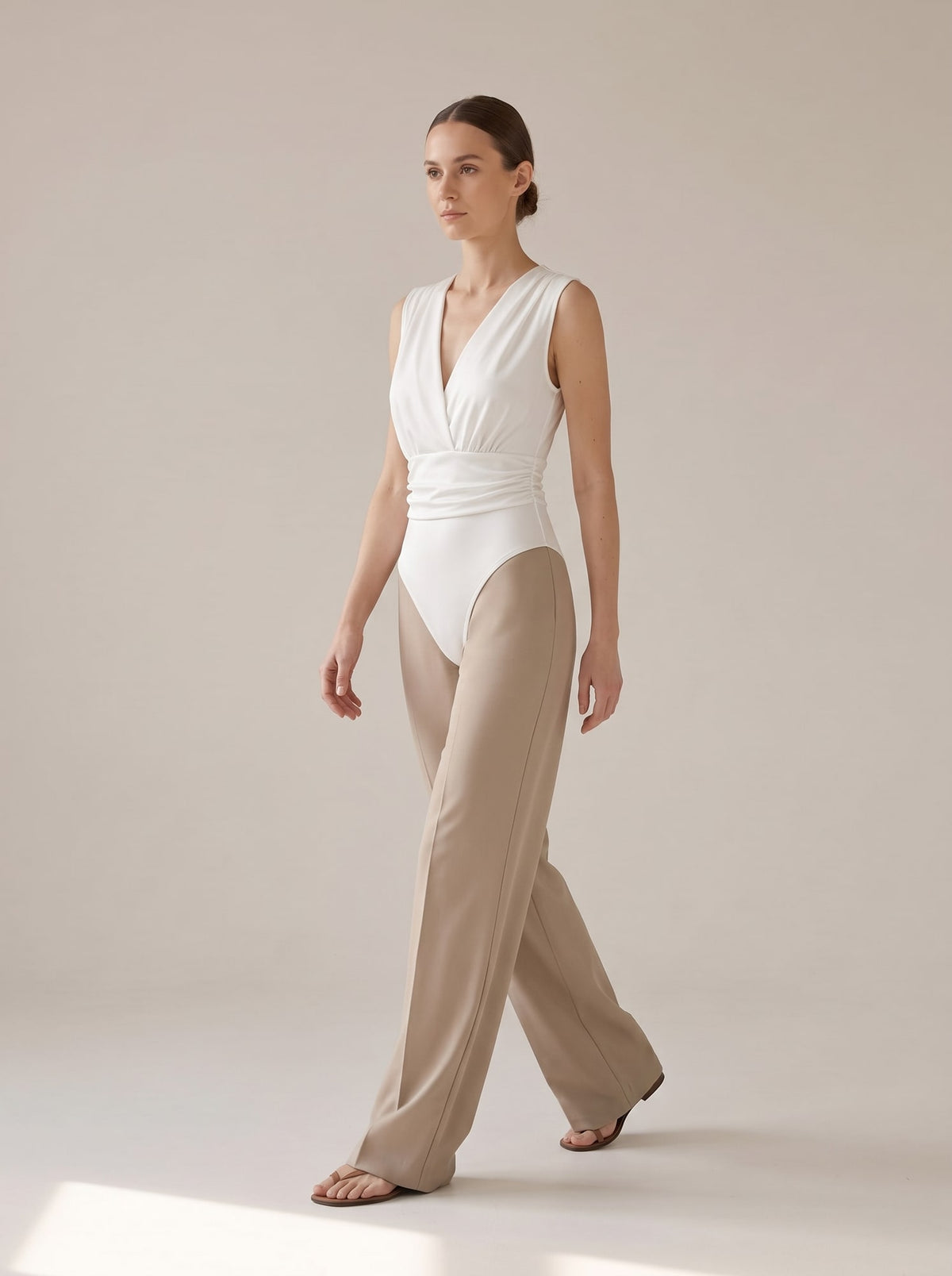 BODY DRAPPEGGIATO CON SCOLLO A V Bianco - in movimento - IRONICA