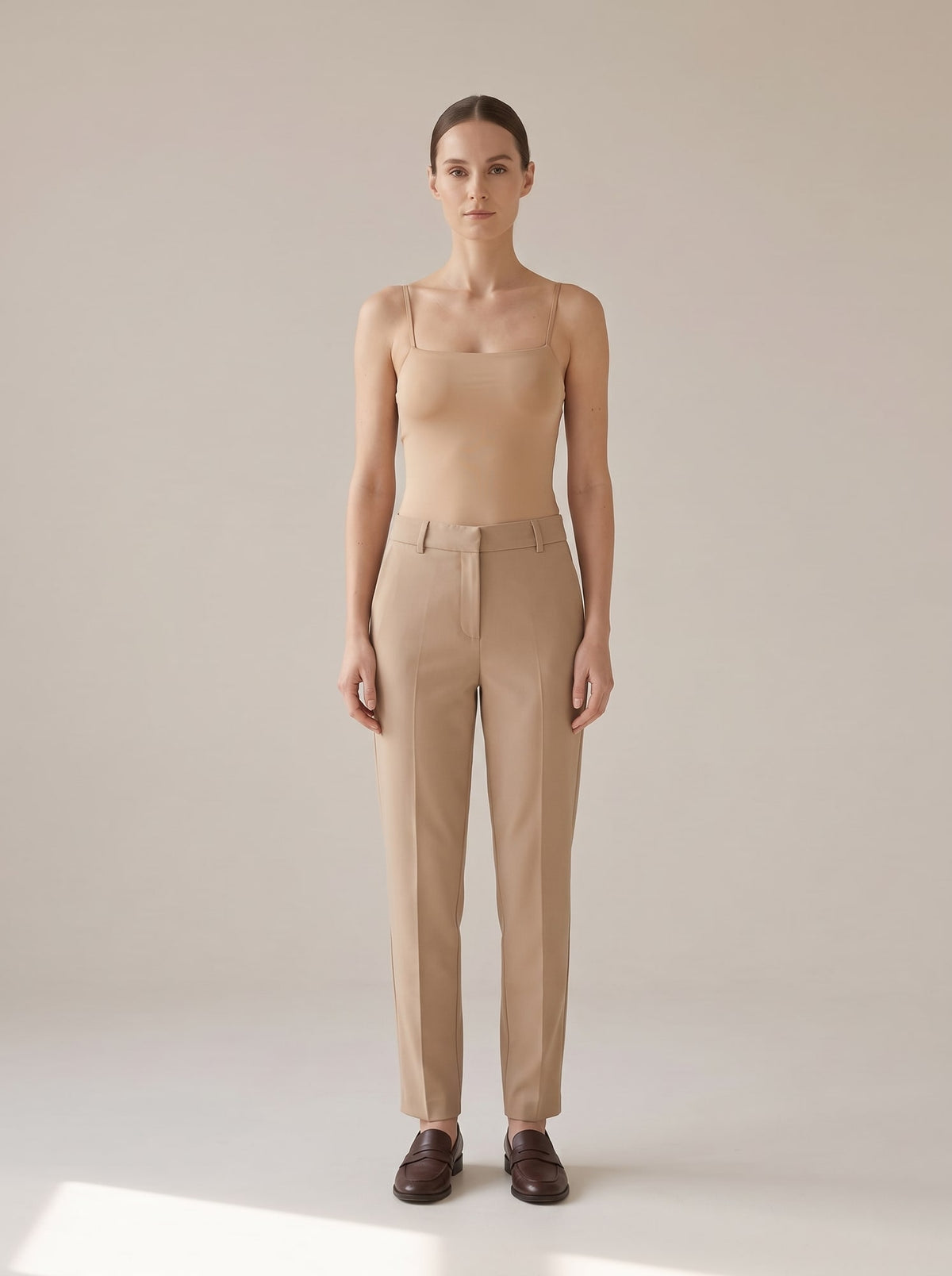 BODY SATINATO CON BRETELLE Cammello - indossato - IRONICA
