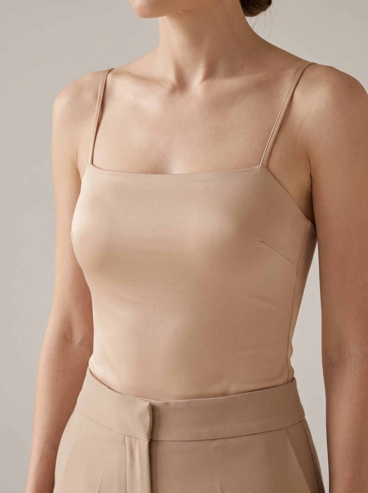 BODY SATINATO CON BRETELLE Cammello - dettaglio - IRONICA