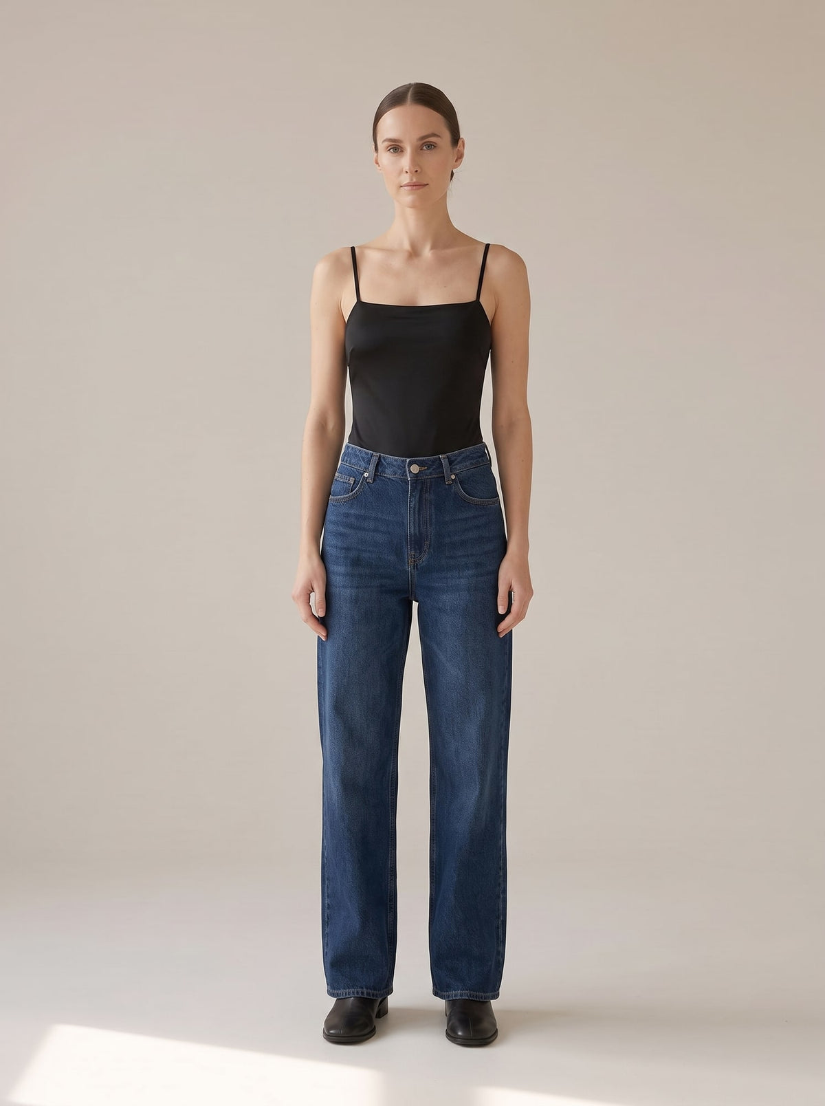 BODY SATINATO CON BRETELLE Nero - indossato - IRONICA