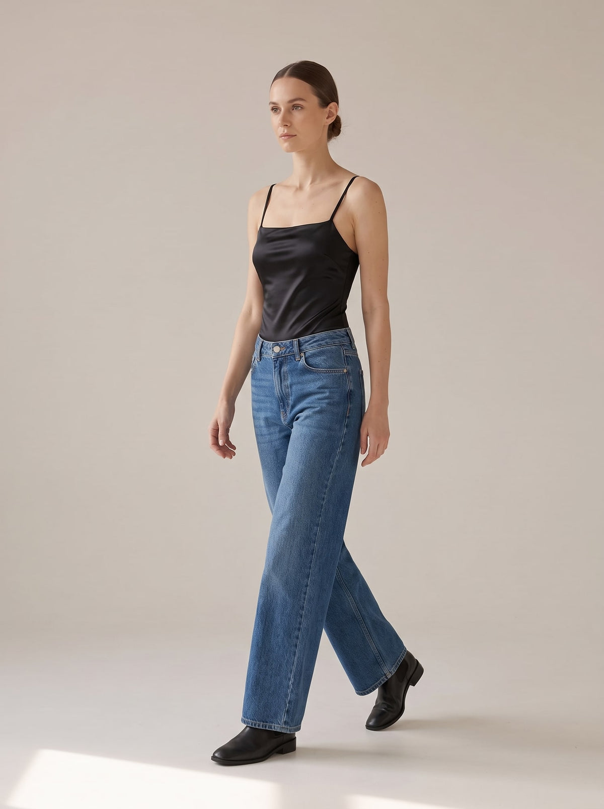 BODY SATINATO CON BRETELLE Nero - in movimento - IRONICA
