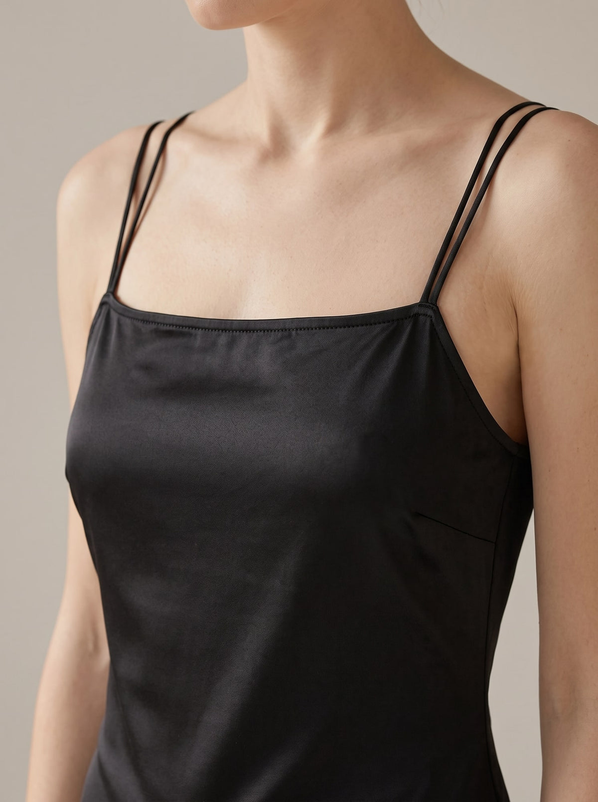 BODY SATINATO CON BRETELLE Nero - dettaglio - IRONICA