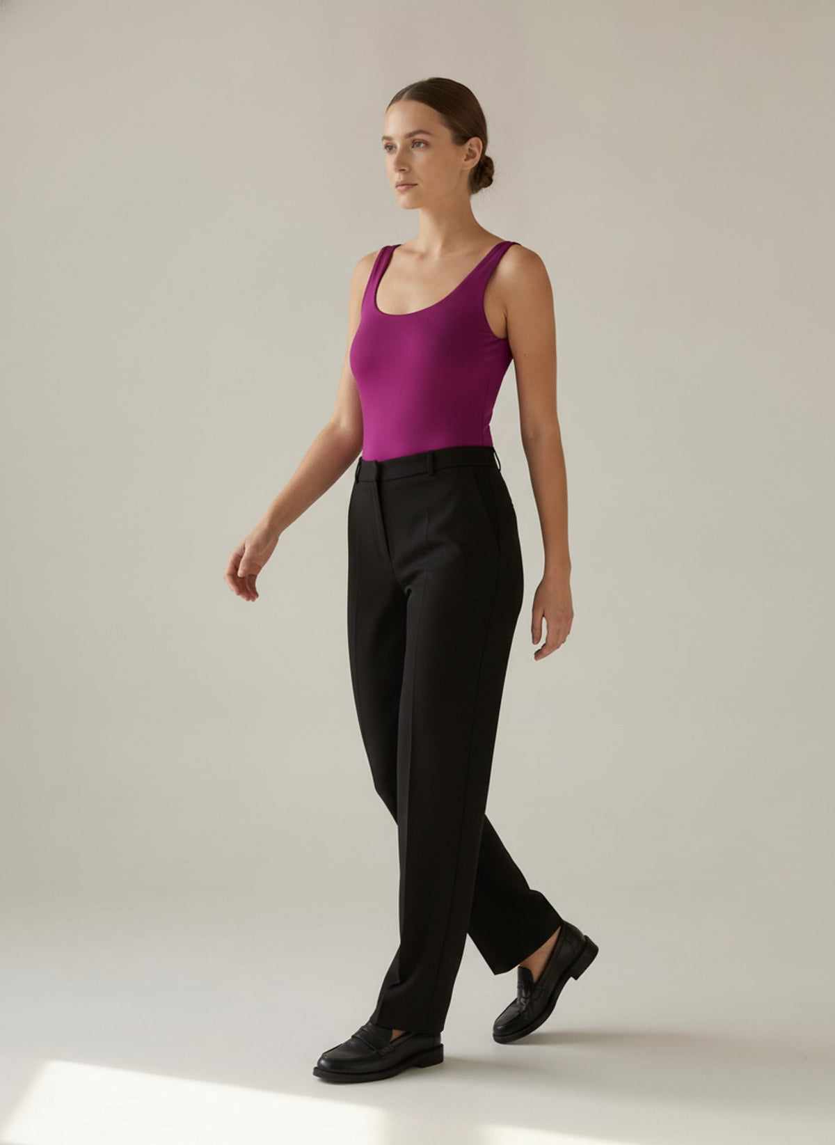 BODY SENZA MANICHE SCOLLO TONDO Magenta - in movimento - IRONICA