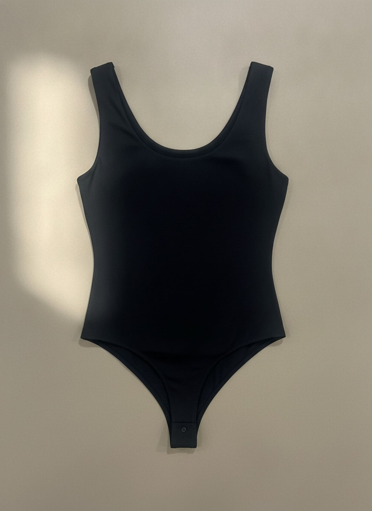 BODY SENZA MANICHE SCOLLO TONDO Nero - still life - IRONICA