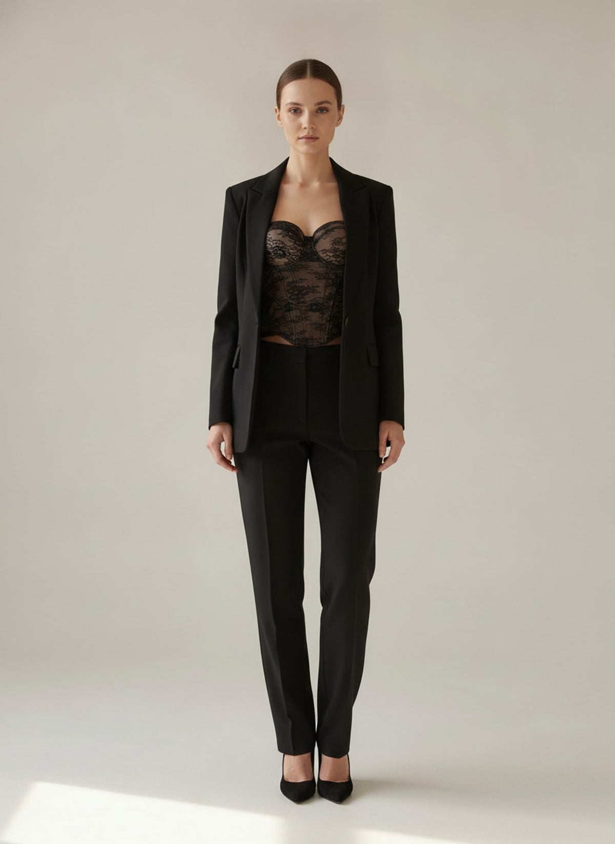 BUSTIER IN PIZZO CON STECCHE Nero - indossato - IRONICA