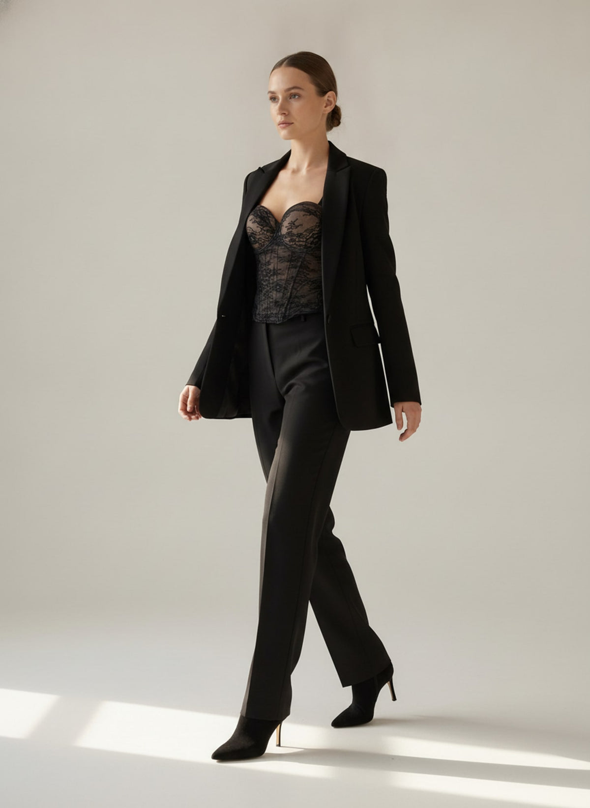 BUSTIER IN PIZZO CON STECCHE Nero - in movimento - IRONICA