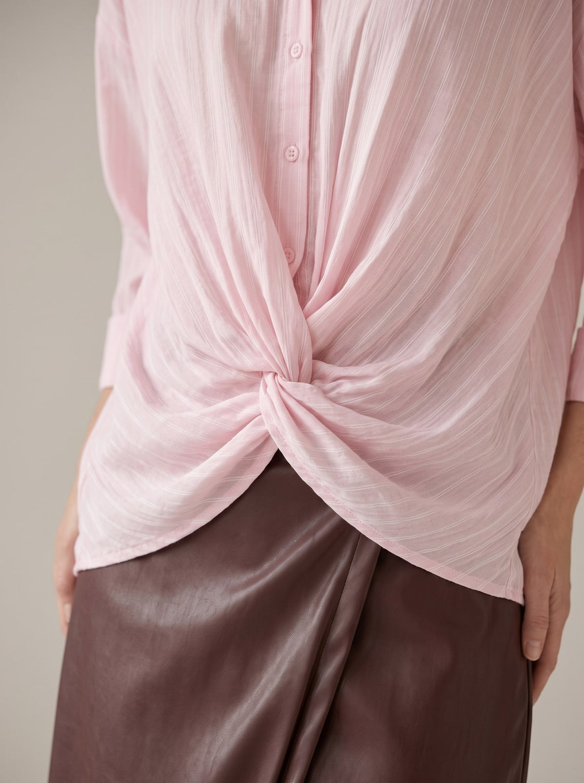 CAMICIA A RIGHE CON NODO Rosa - dettaglio - IRONICA